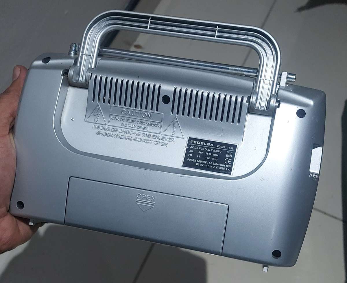 FOR THE COLLECTOR VINTAGE FM RADIO LIKE NEW WORKS PERFECTLY