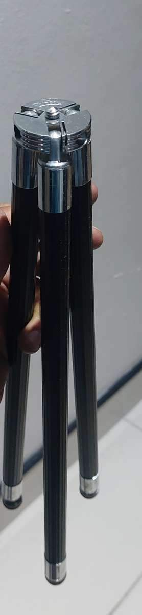 RARE LIKE NEW VINTAGE RAINBOW  TRIPOD METAL WITH EXTENDABLE BRASS LEGS