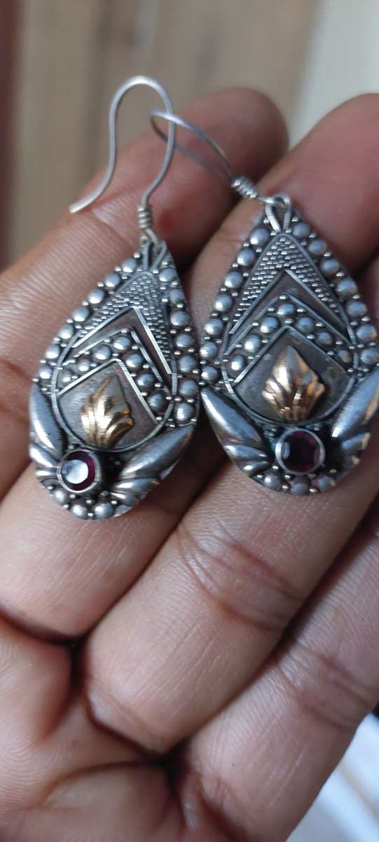 VINTAGE SOLID SILVER EARING WITH GARNET AND GOLD SET 1
