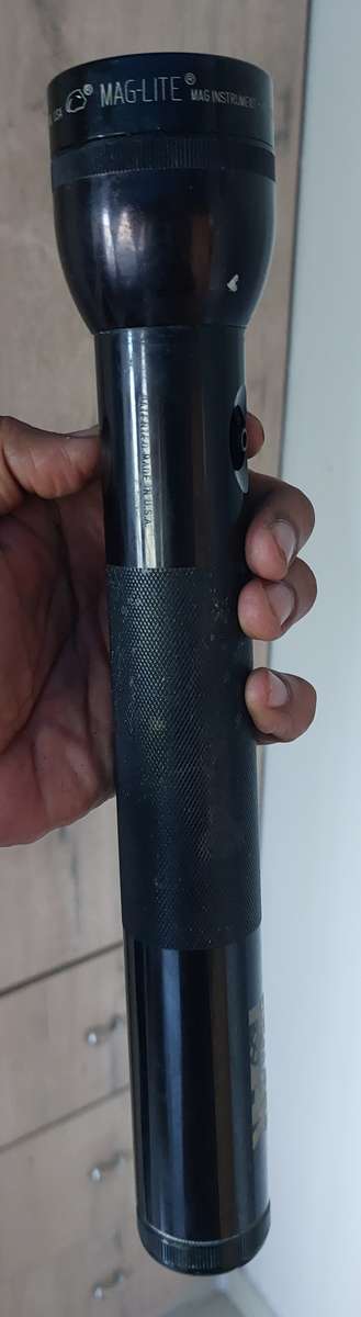 VINTAGE MAGLIGHT TORCH METAL MADE IN THE USA WORKS 200% INCLUDE SPARE GLOBE