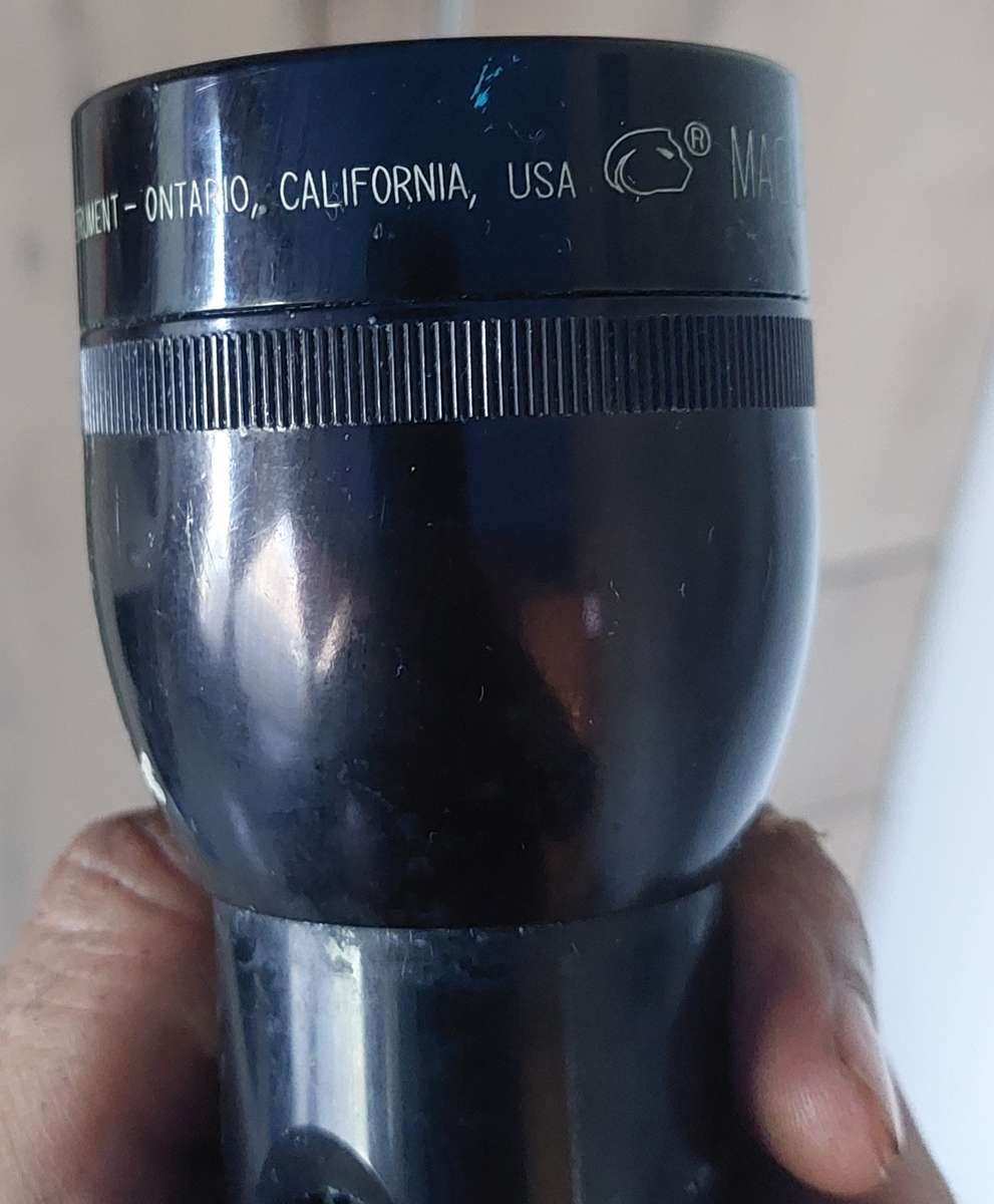 VINTAGE MAGLIGHT TORCH METAL MADE IN THE USA WORKS 200% INCLUDE SPARE GLOBE