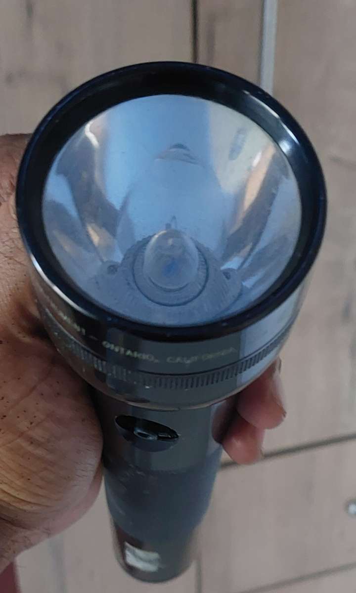 VINTAGE MAGLIGHT TORCH METAL MADE IN THE USA WORKS 200% INCLUDE SPARE GLOBE