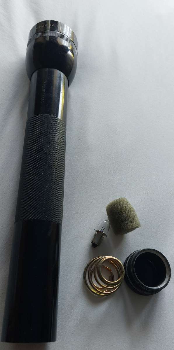 VINTAGE MAGLIGHT TORCH METAL MADE IN THE USA WORKS 200% INCLUDE SPARE GLOBE