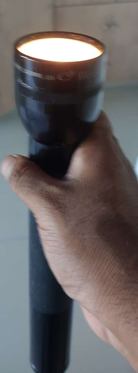 VINTAGE MAGLIGHT TORCH METAL MADE IN THE USA WORKS 200% INCLUDE SPARE GLOBE