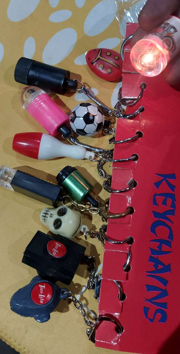 VINTAGE TINI LIGHT KEY CHAINS SOME LIGHTS STILL WORKS OTHERS PROBABLY REQUIRE BATTERY