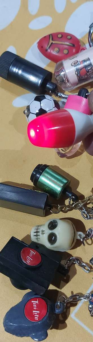 VINTAGE TINI LIGHT KEY CHAINS SOME LIGHTS STILL WORKS OTHERS PROBABLY REQUIRE BATTERY