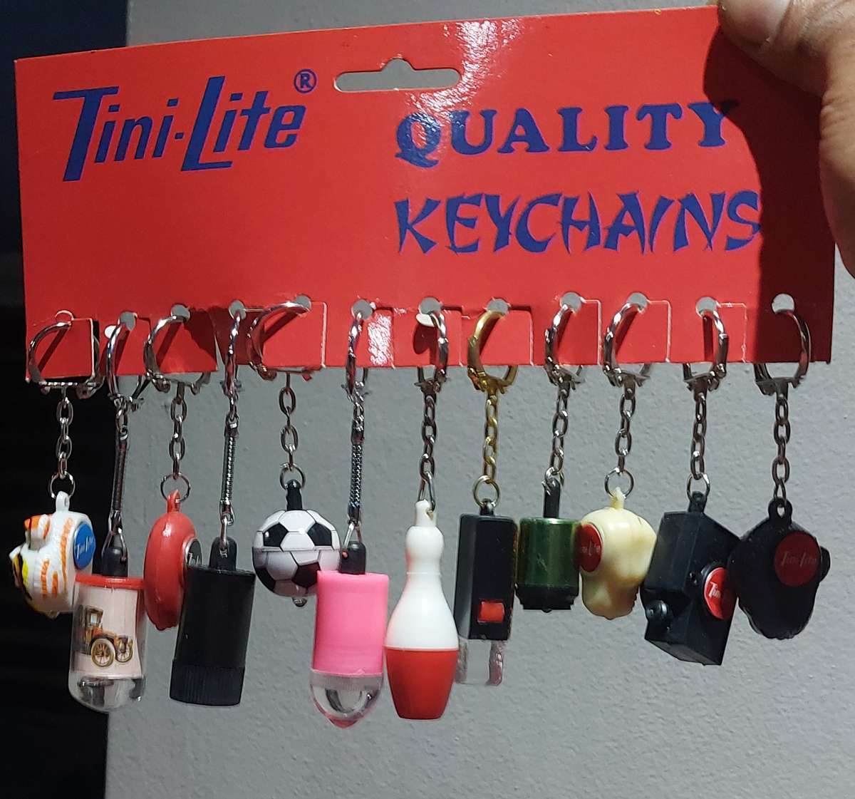 VINTAGE TINI LIGHT KEY CHAINS SOME LIGHTS STILL WORKS OTHERS PROBABLY REQUIRE BATTERY