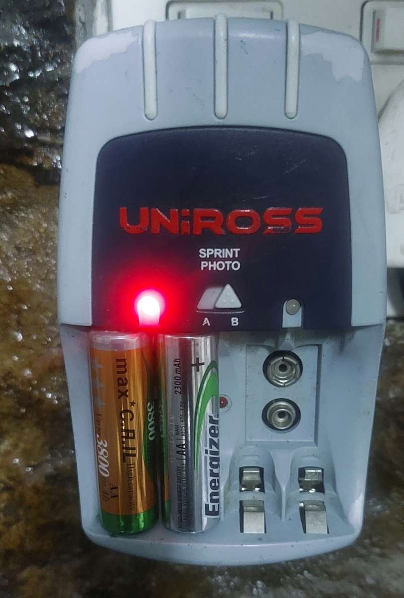 uniross sprint photo battery charger