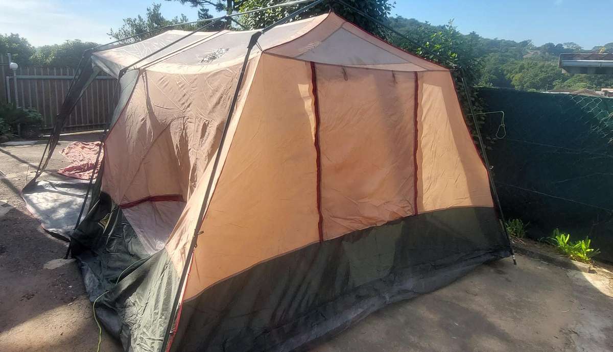 camp master lagoona 2 diner tent  sleeps 7 read description