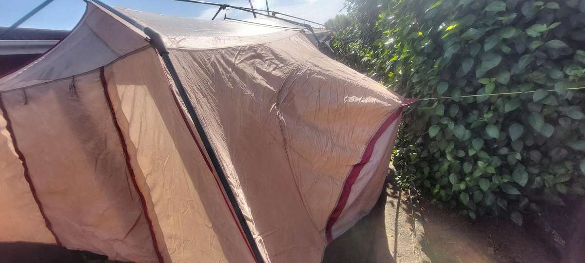 camp master lagoona 2 diner tent  sleeps 7 read description