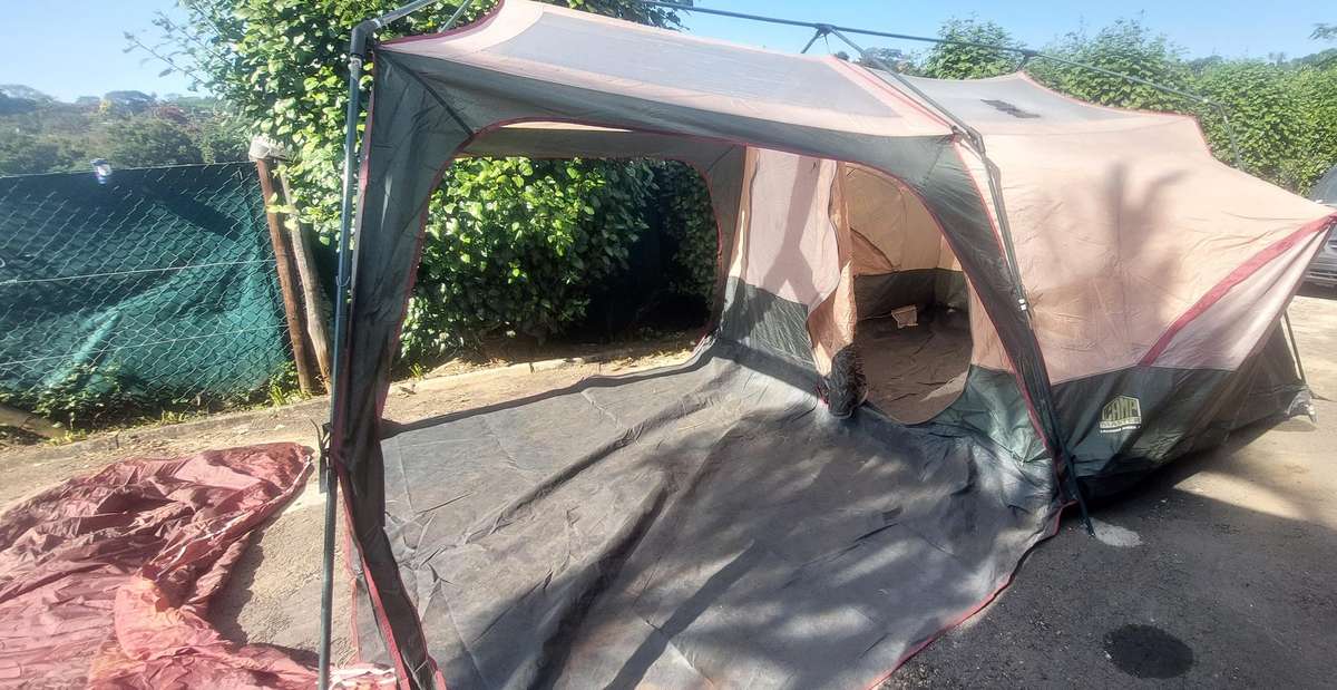 camp master lagoona 2 diner tent  sleeps 7 read description