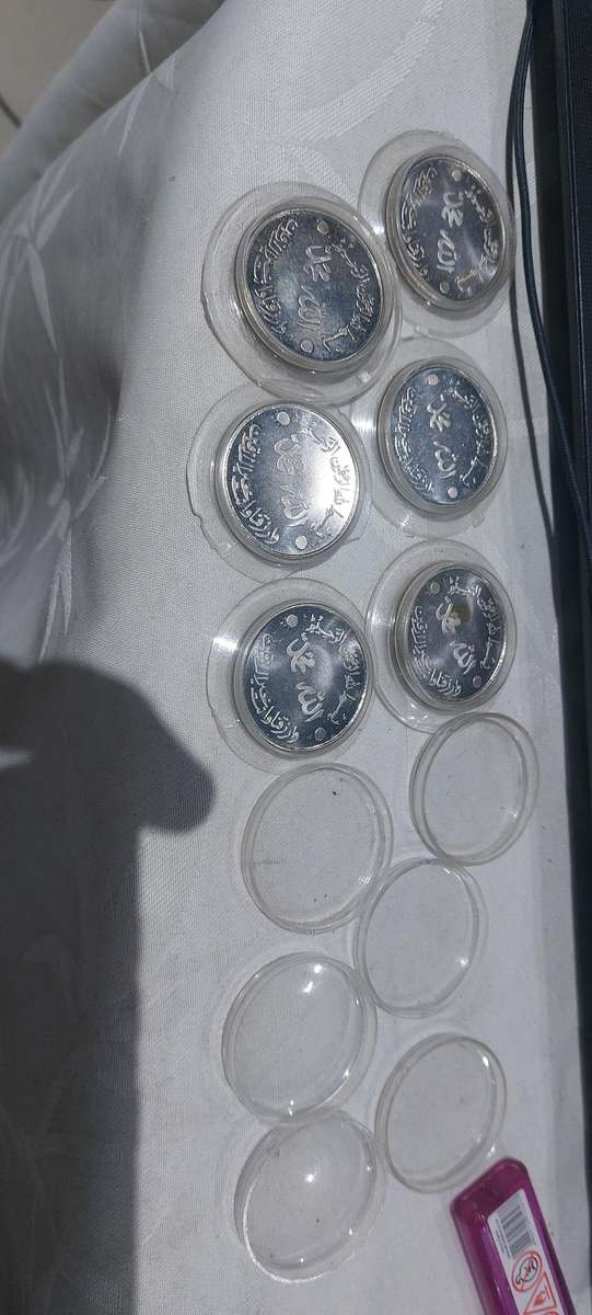 coins in capsule unsure what these are bid for the lot