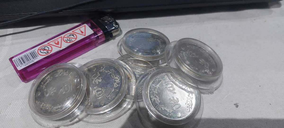 coins in capsule unsure what these are bid for the lot