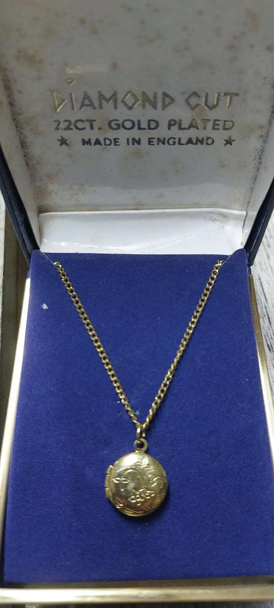 vintage chain with locket fully functioning