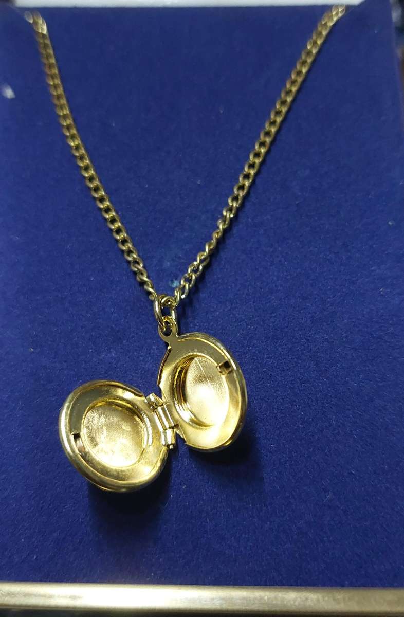 vintage chain with locket fully functioning