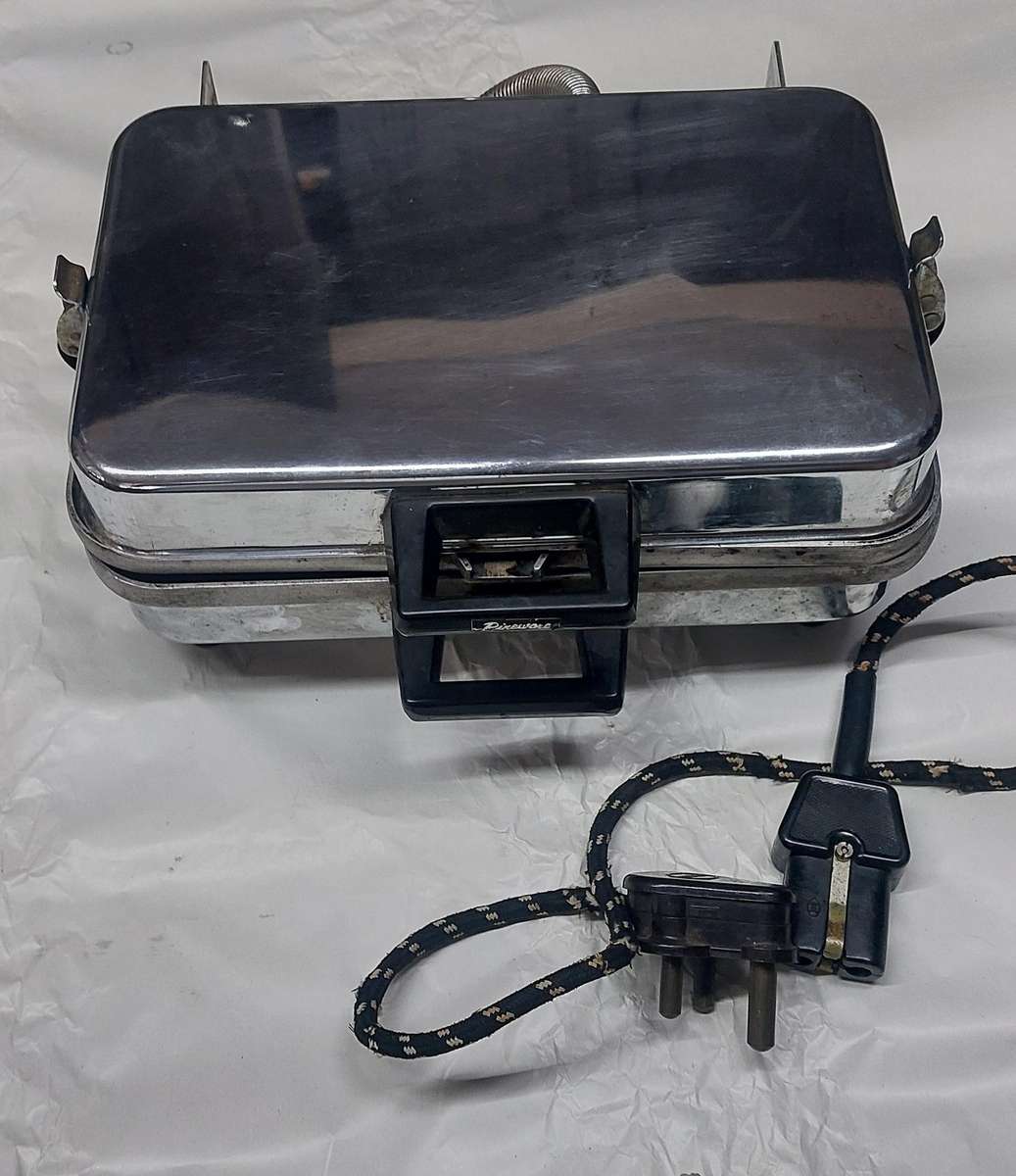 vintage large double sided very heavy 1960s pineware  waffle maker works 200%