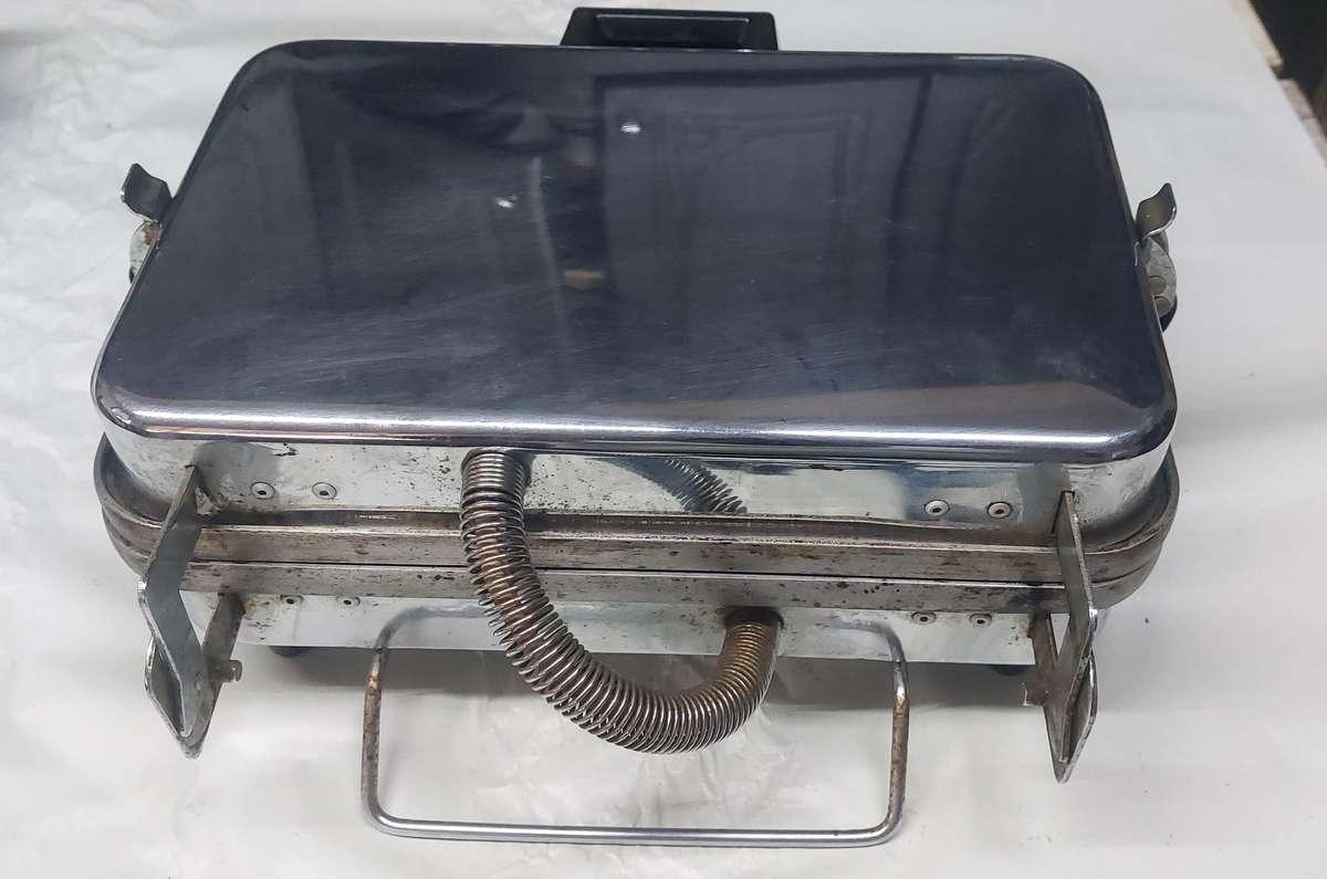 vintage large double sided very heavy 1960s pineware  waffle maker works 200%