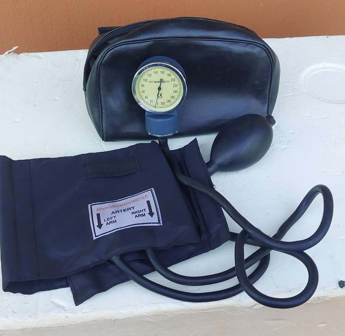 Like new blood pressure monitor works 200% complete in bag