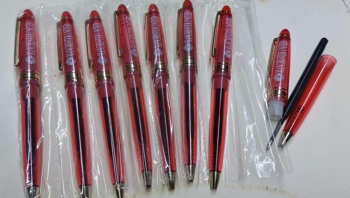 Vintage Manchester United fan pens bid per pen