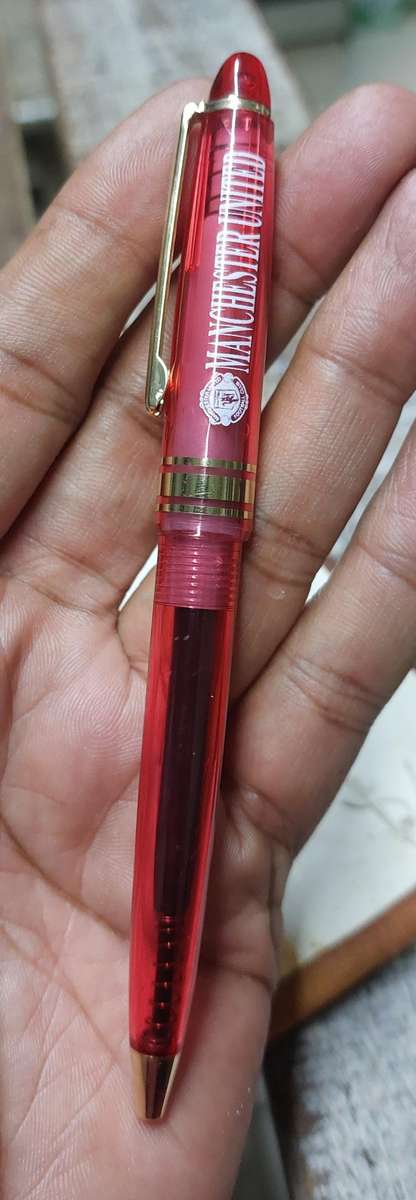 Vintage Manchester United fan pens bid per pen