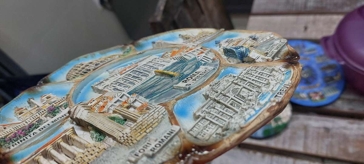 High detail souvenir 3d hand painted plate top condition