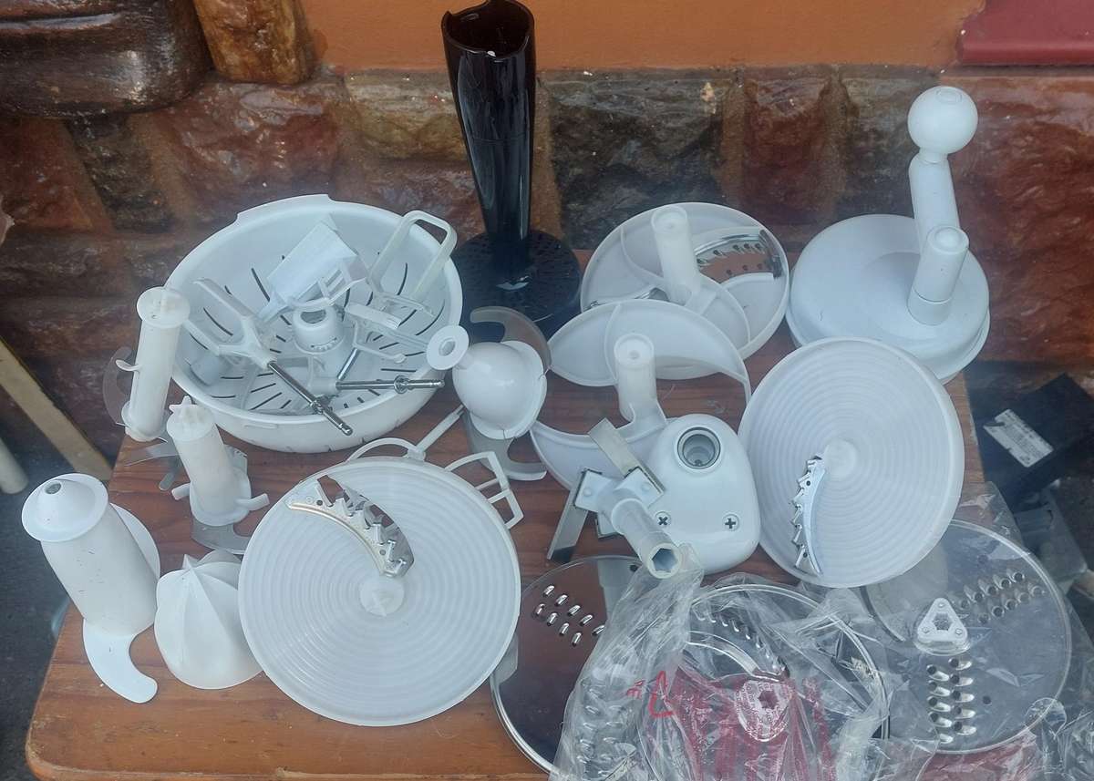 Variety of blades and odd blending machine stuff stuff bid for the lot