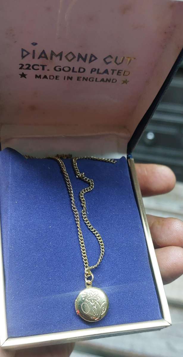 Vintage chain with locket pendant never used