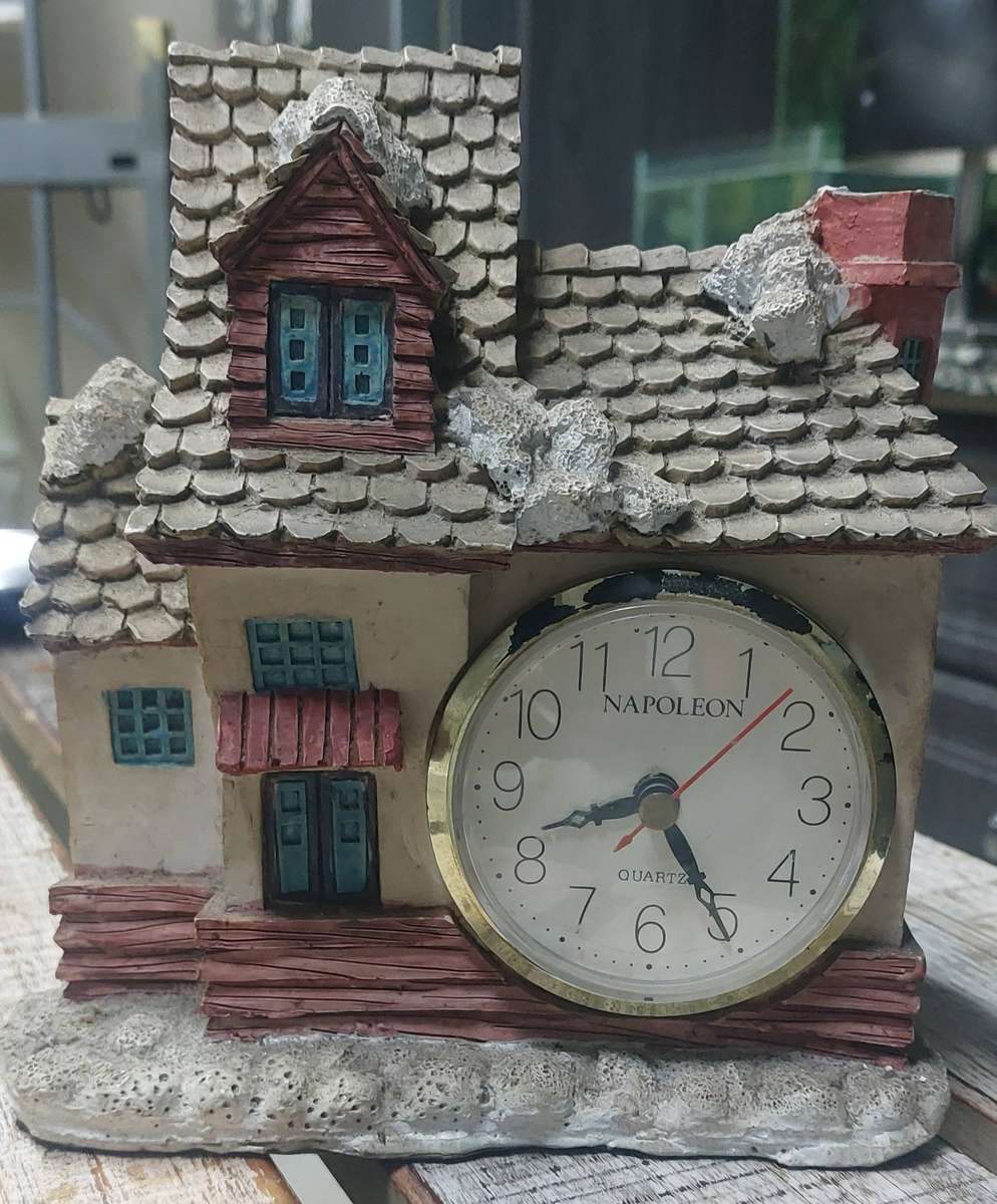 Vintage clock in a house clock does not work