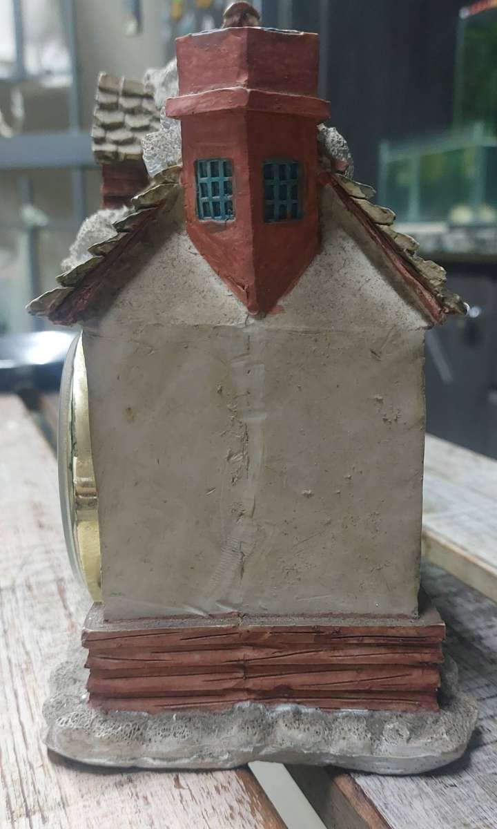 Vintage clock in a house clock does not work