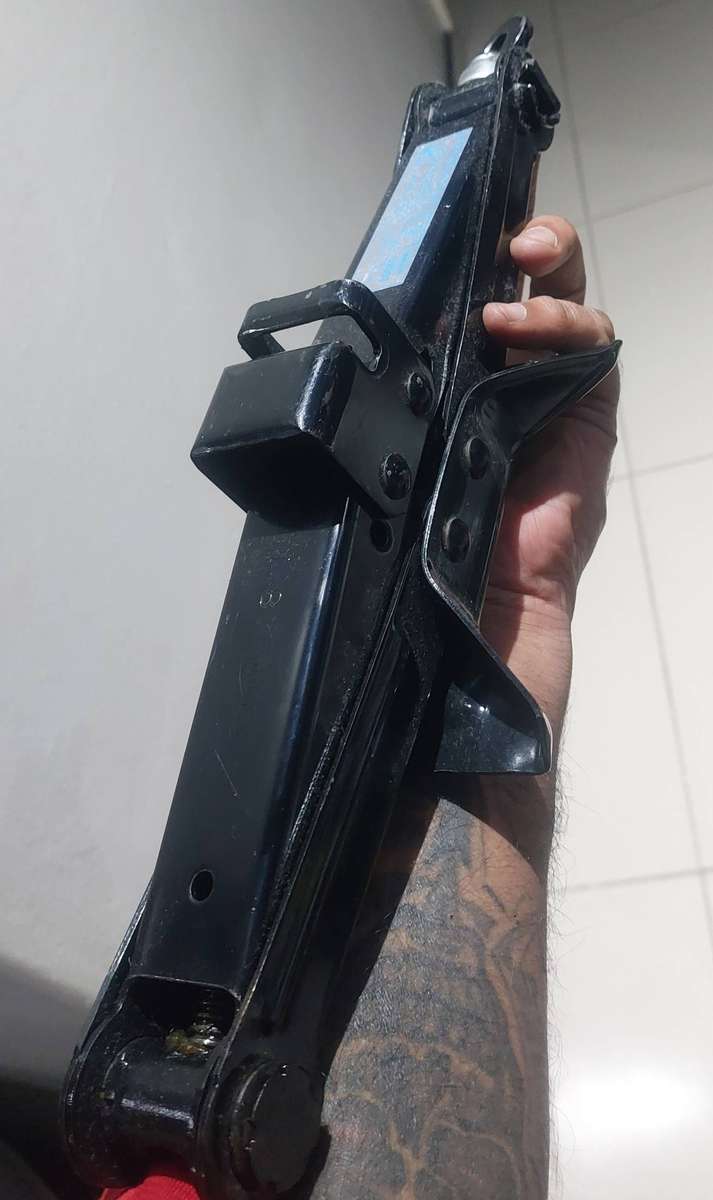 Scissor jack only came of a Mazda 6