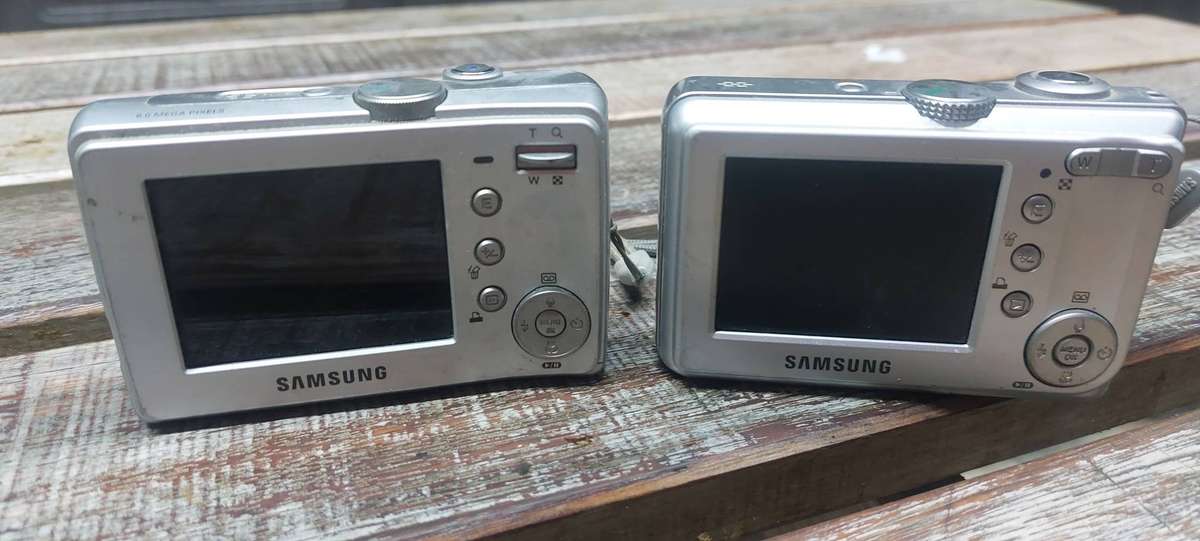 2 x Samsung cameras sold as not working