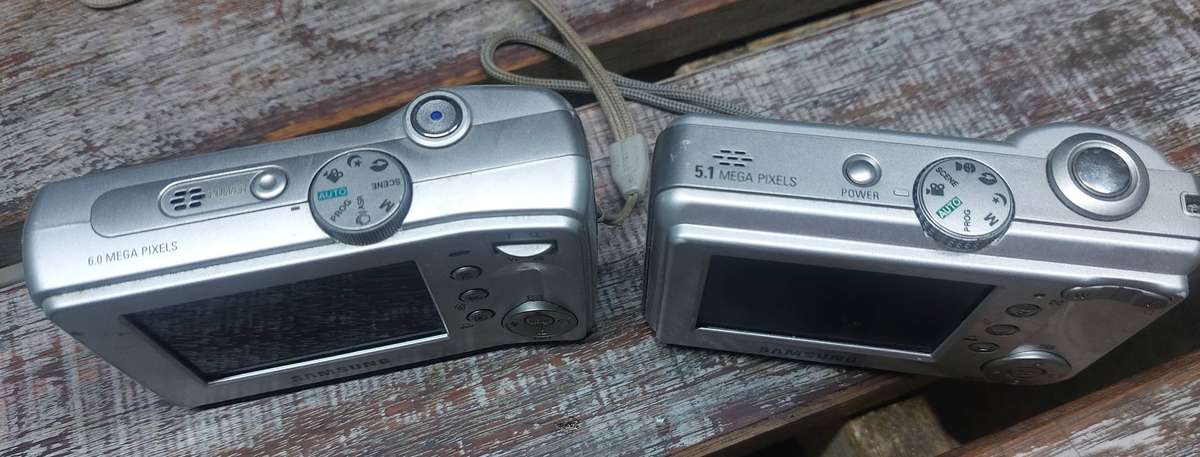 2 x Samsung cameras sold as not working