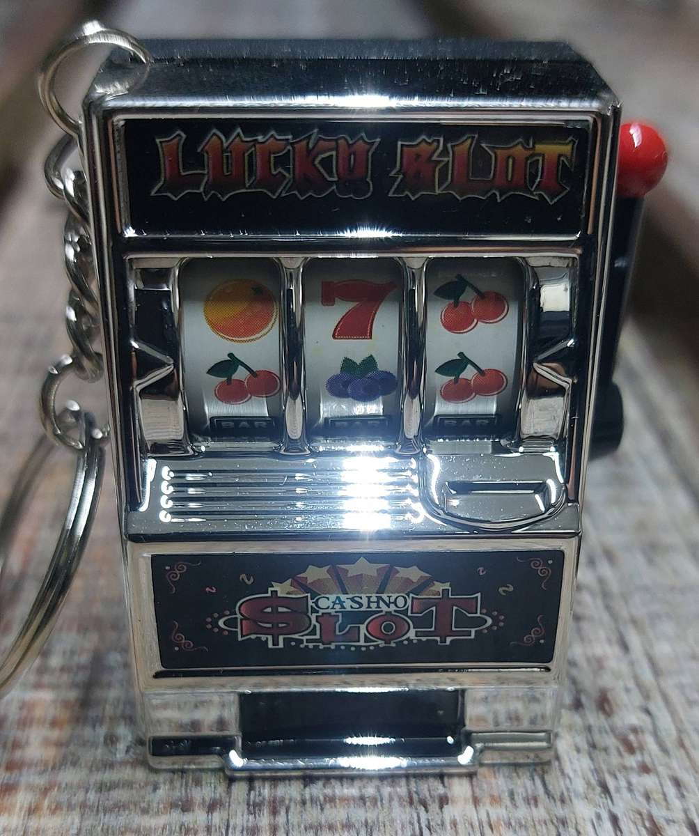 Cassino slot machine key holder