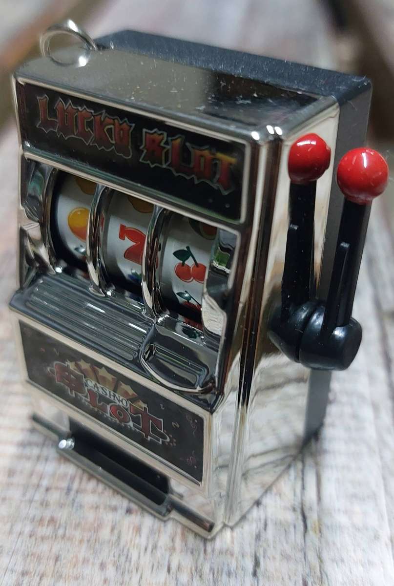 Cassino slot machine key holder