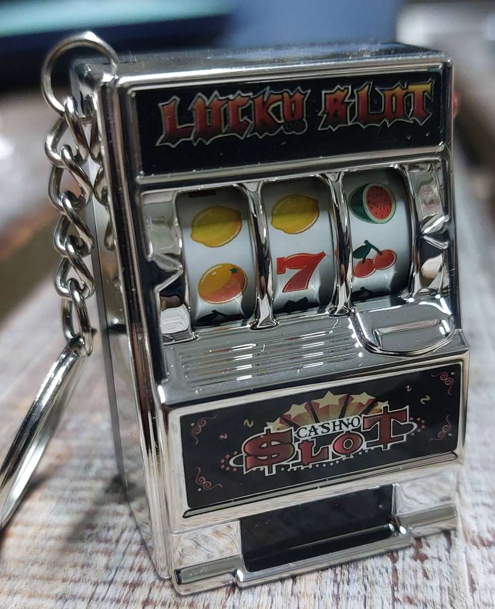 Cassino slot machine key holder