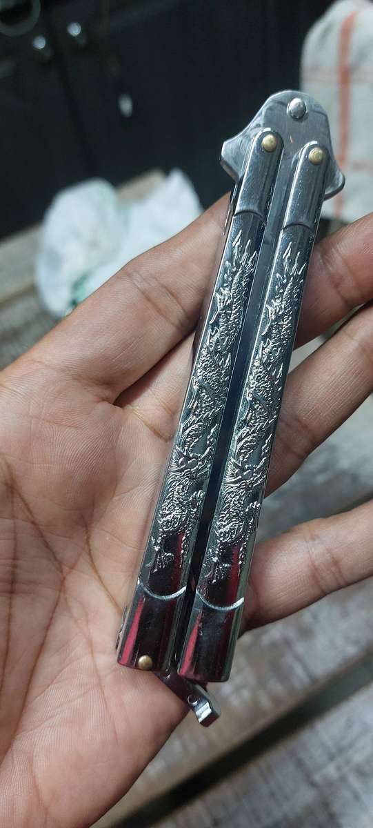 Like new beautiful dragon butterfly knife razor sharp ů