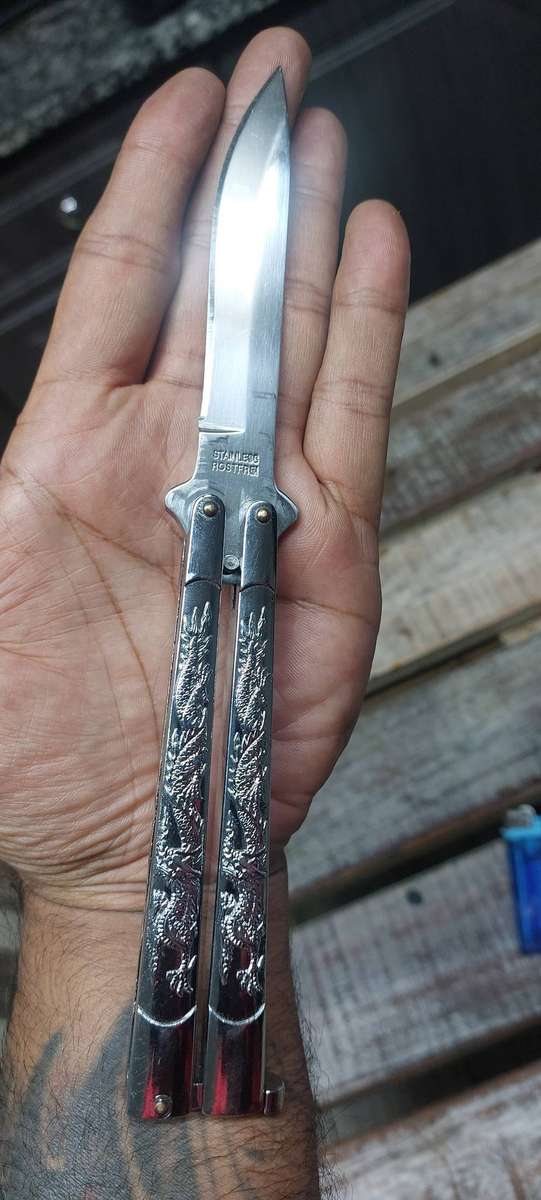Like new beautiful dragon butterfly knife razor sharp ů