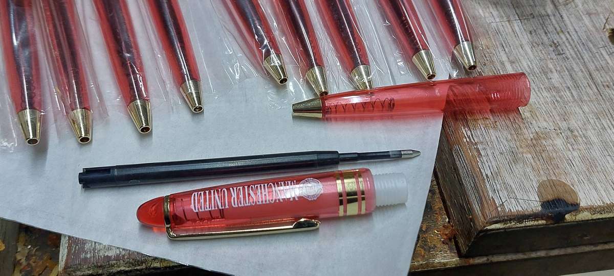 Vintage Manchester united pens never used needs new refills