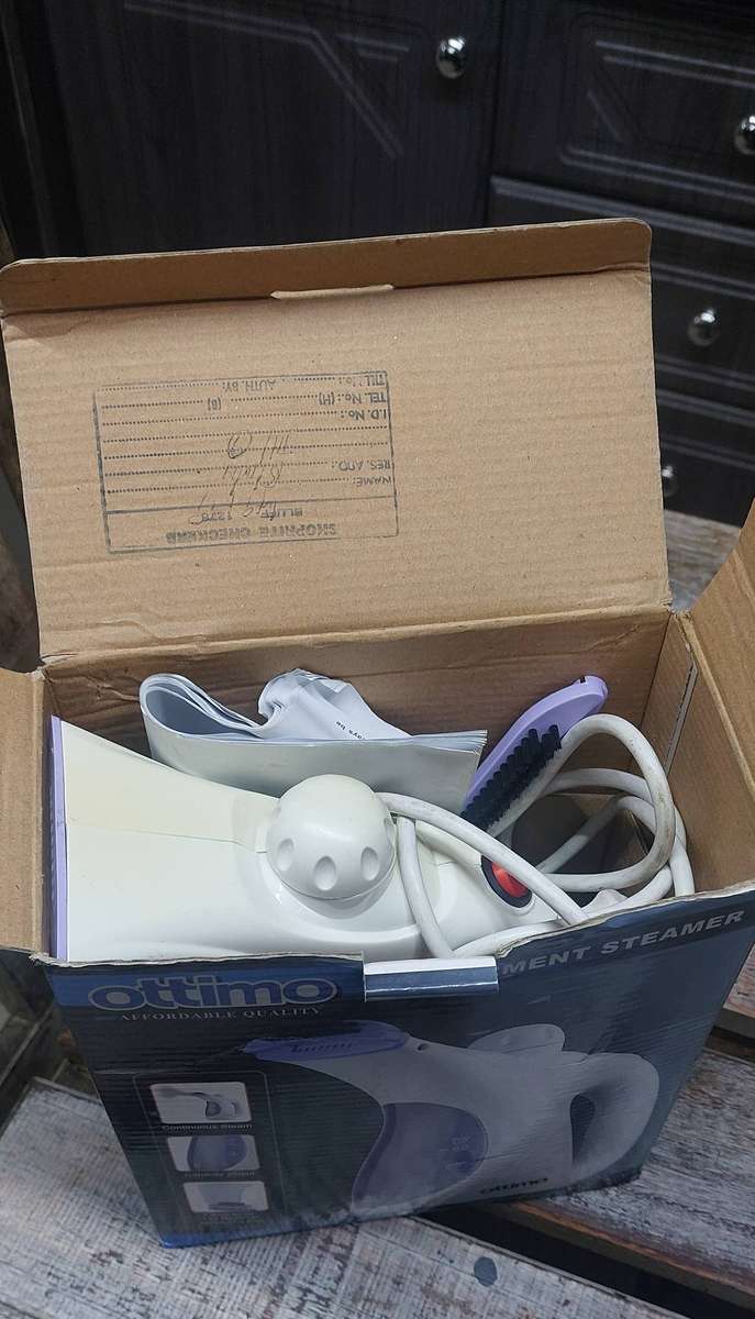 Garment steamer with attachments works perfectly