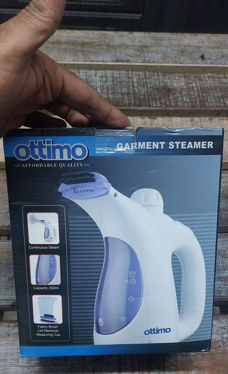 Garment steamer with attachments works perfectly