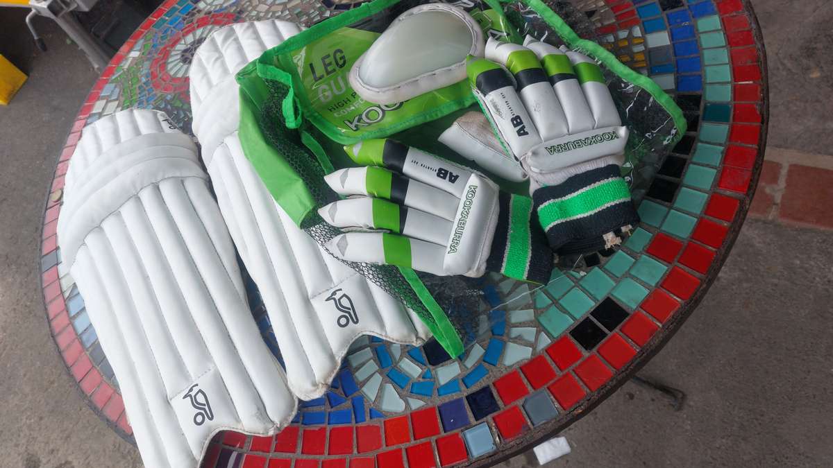 KOOKABURRA SMALL JUNIORS PADS GLOVES AND GAURD