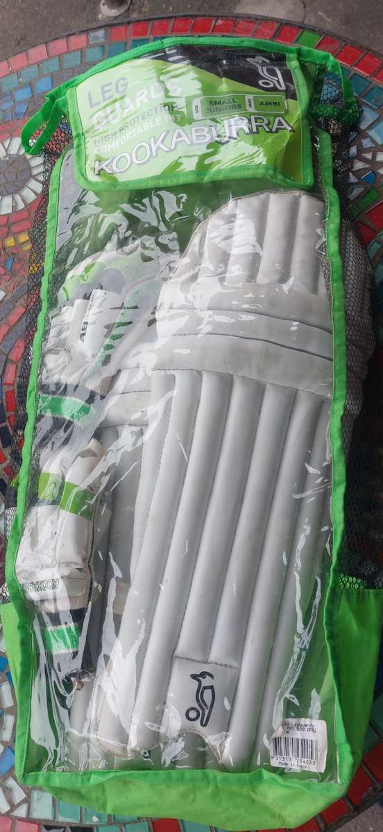 KOOKABURRA SMALL JUNIORS PADS GLOVES AND GAURD
