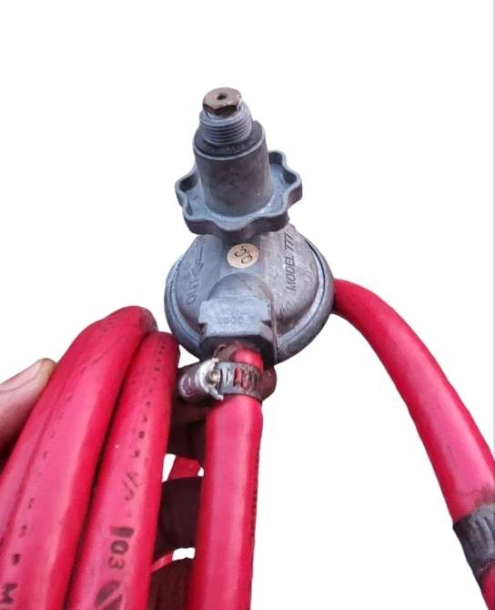 GAS REULATOR WITH HOSE