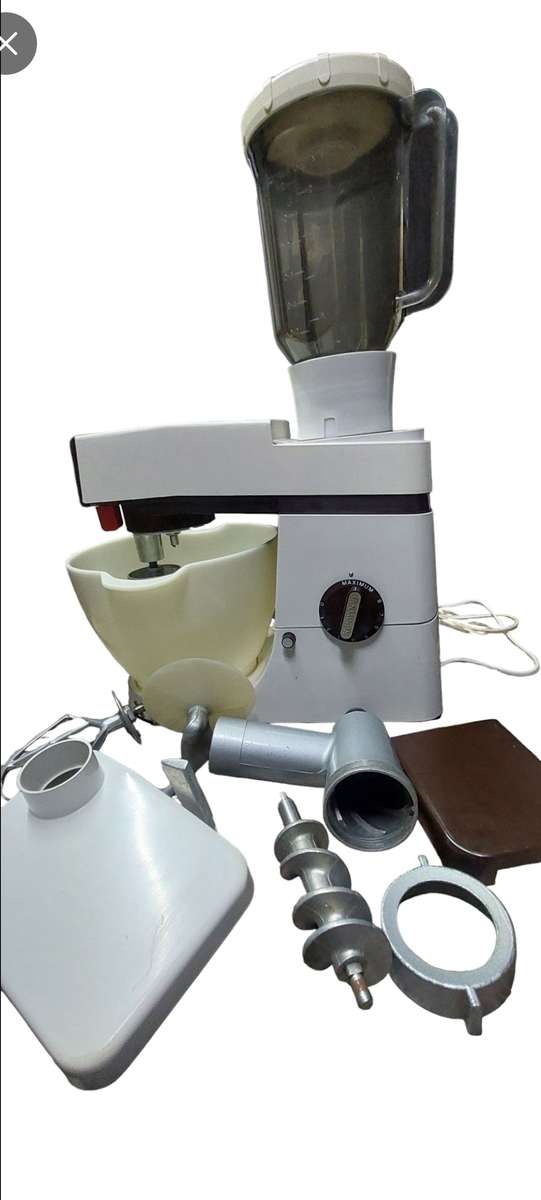 ULTRA RARE KENWOOD CHEF WITH ATTACHMENTS MODEL A901 READ DISCRIPTION