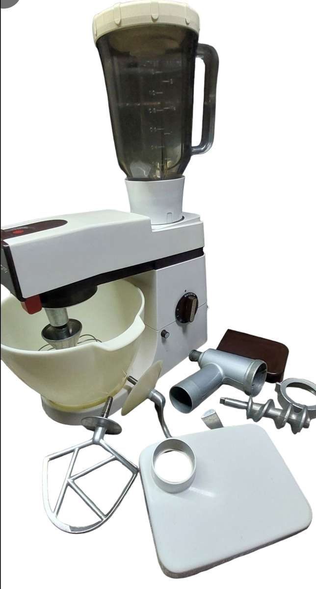 ULTRA RARE KENWOOD CHEF WITH ATTACHMENTS MODEL A901 READ DISCRIPTION