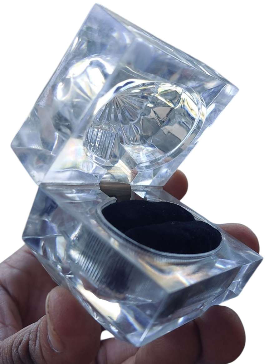 VINTAGE ACRYLIC PRESENTATION RING BOX