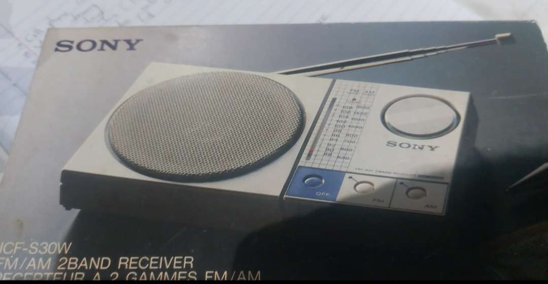 TIME CAPSULE WITH ASSESSORIES VINTAGE ONE IN A MILLION SONY BOXED FM RADIO NEW