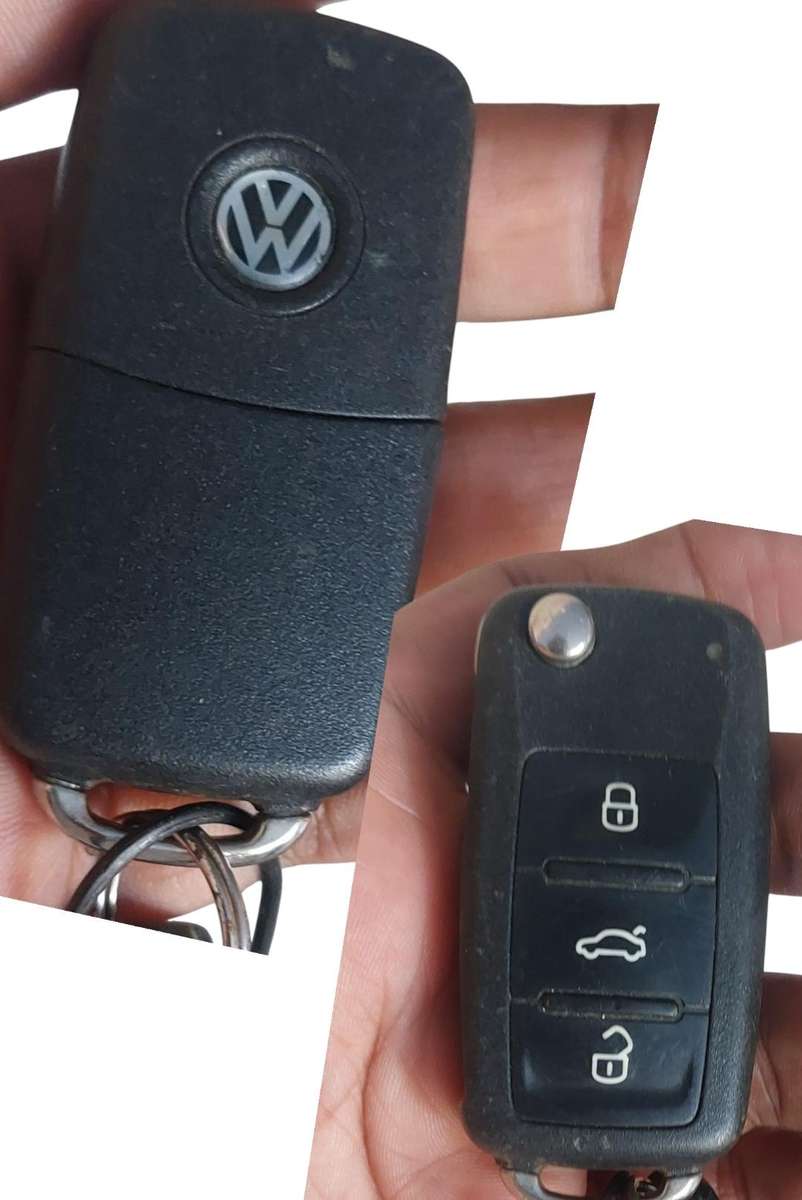 VW 3 button key with battery