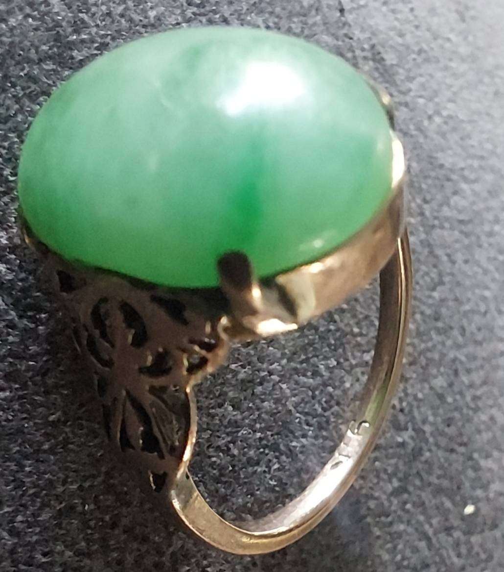 Vintage 9ct gold jadite stone ring