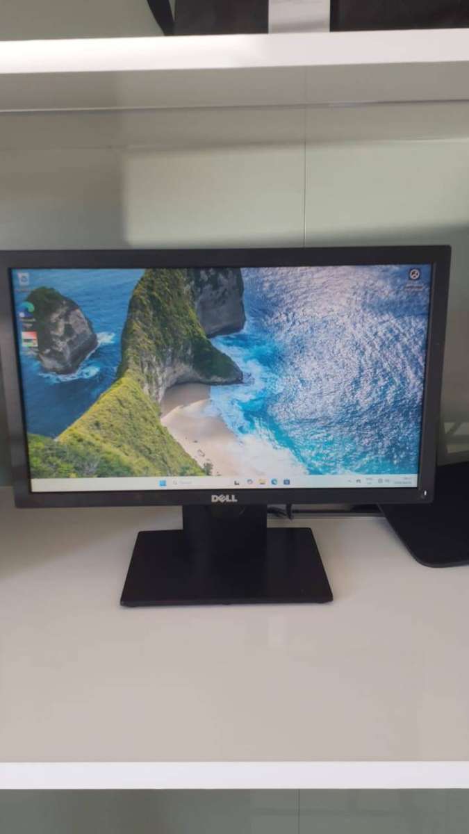 Dell E1916HEF 19-inch LED Monitor - Used with Display Defects- CPT